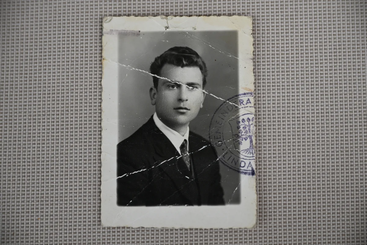 Ein von der Gemeinde Lindau abgestempeltes Foto aus Giuseppe Lucinos Ausländerausweis von 1960. Giuseppe Verdicchio. Foto: Madeleine Schoder